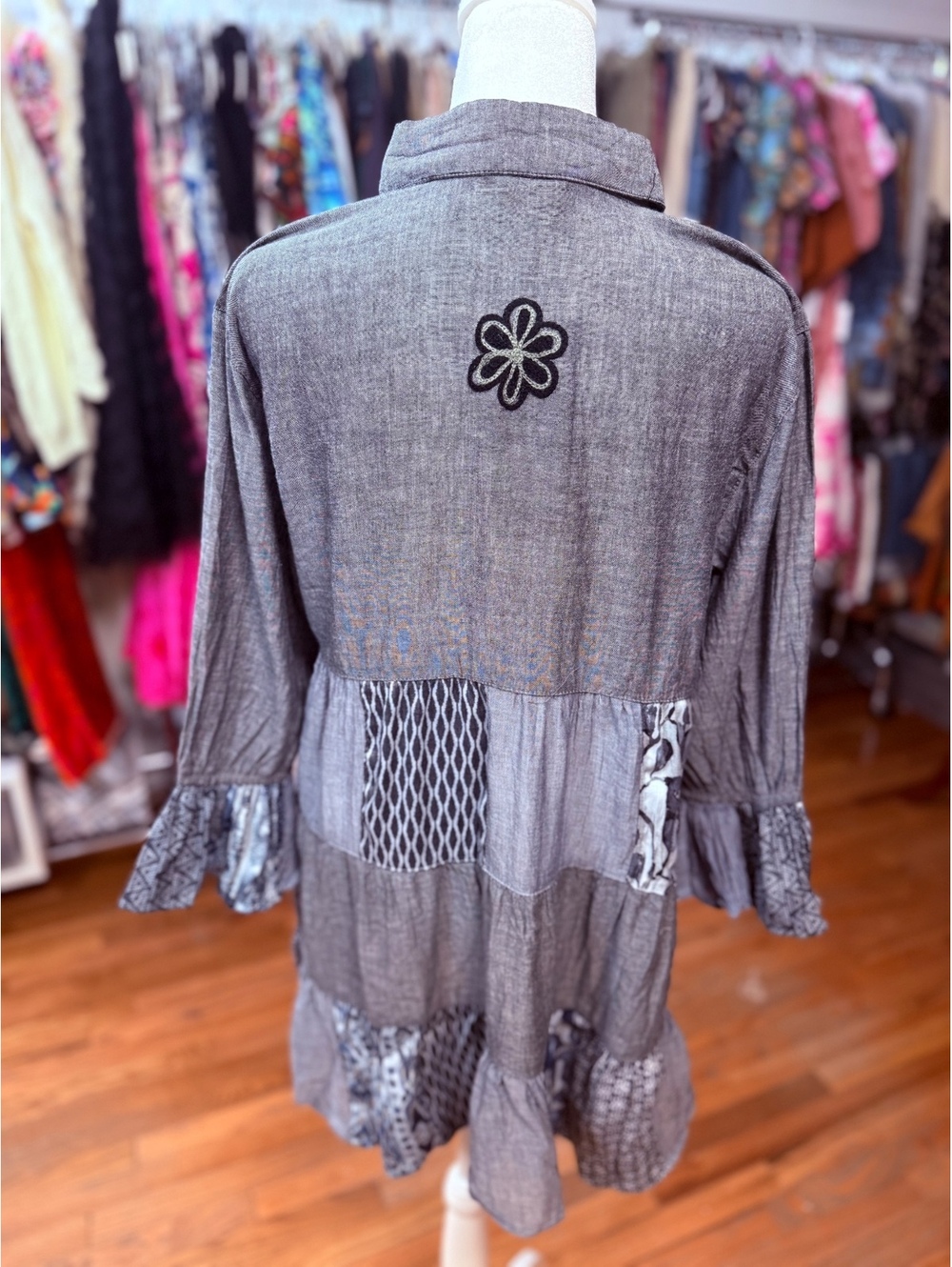 YOUNG THREADS Chambray Floral Embroidered Patchwork Tiered Tunic Top NWT Large - Picture 3 of 6